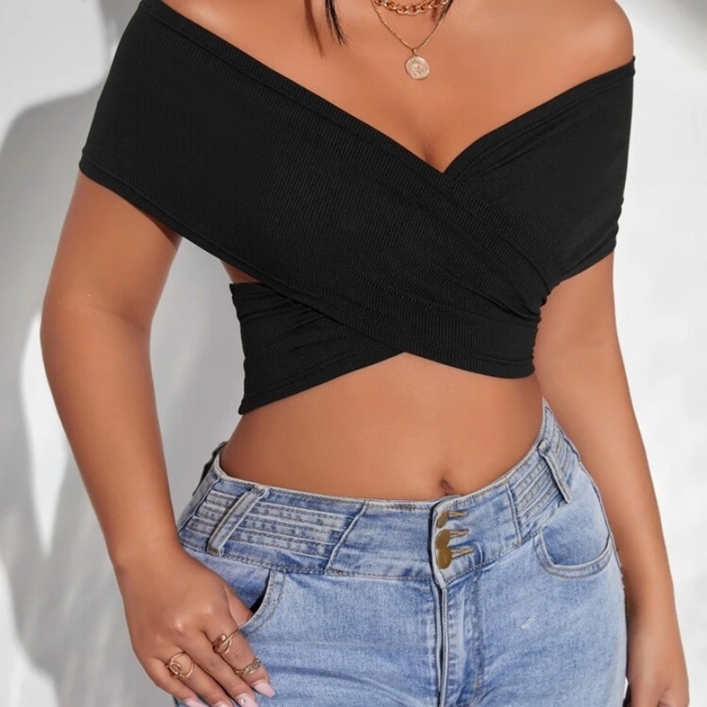 Black cross crop top 🤌🏽😍